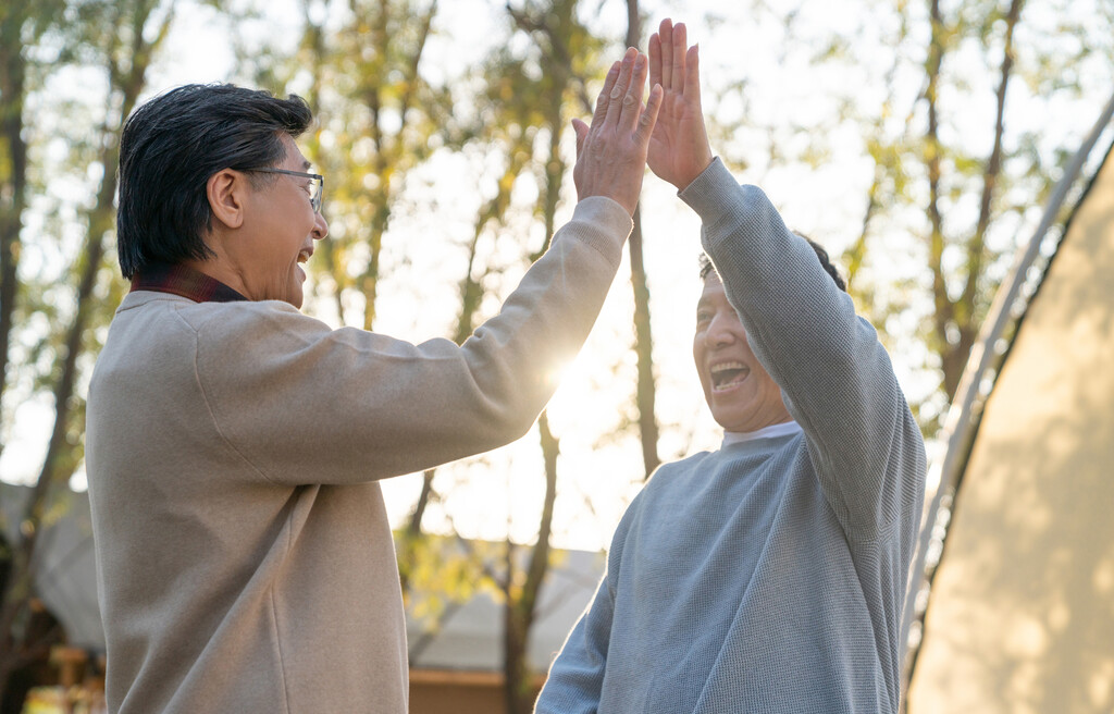 两个中老年男人开心地击掌