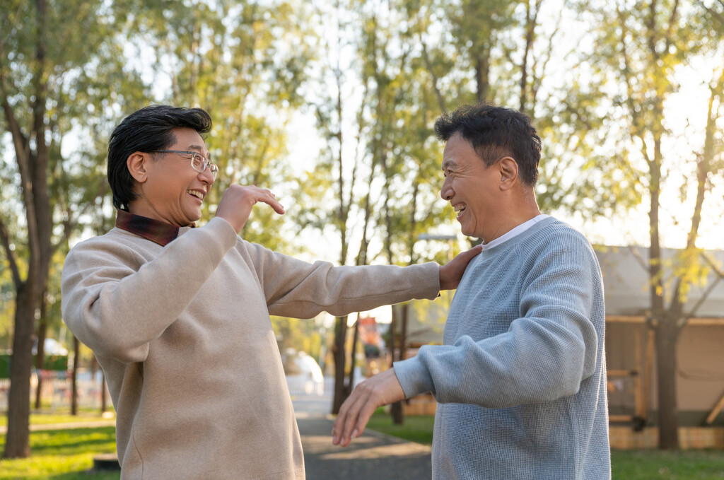 两个中老年男人开心地击掌