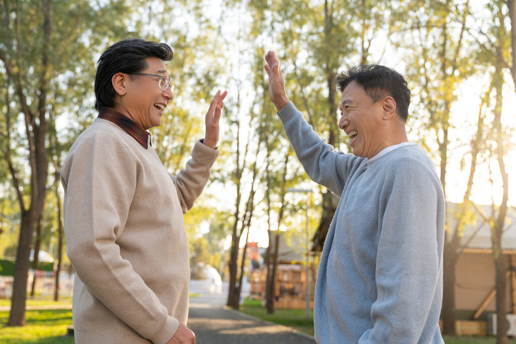 两个中老年男人开心地击掌