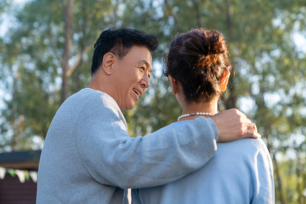 中老年夫妻搂着肩膀聊天图片