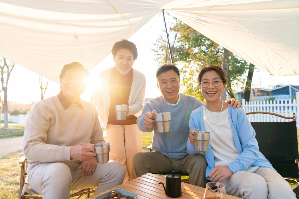 一群中老年人露营地喝咖啡聊天图片