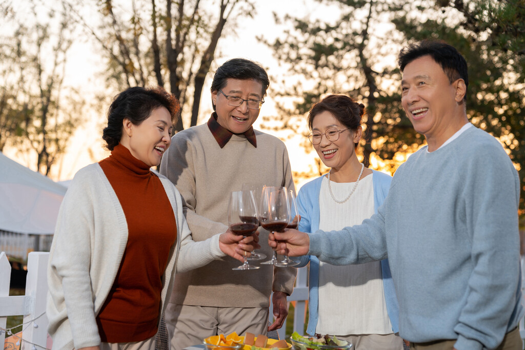 中老年朋友在庭院里喝酒聊天图片