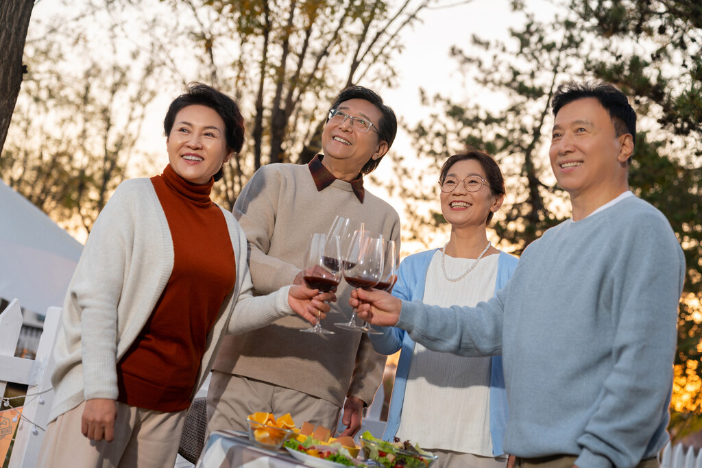 中老年朋友在庭院里喝酒聊天图片