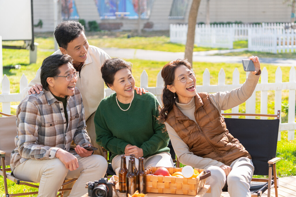 一群中老年人在房车露营地手机自拍照片图片