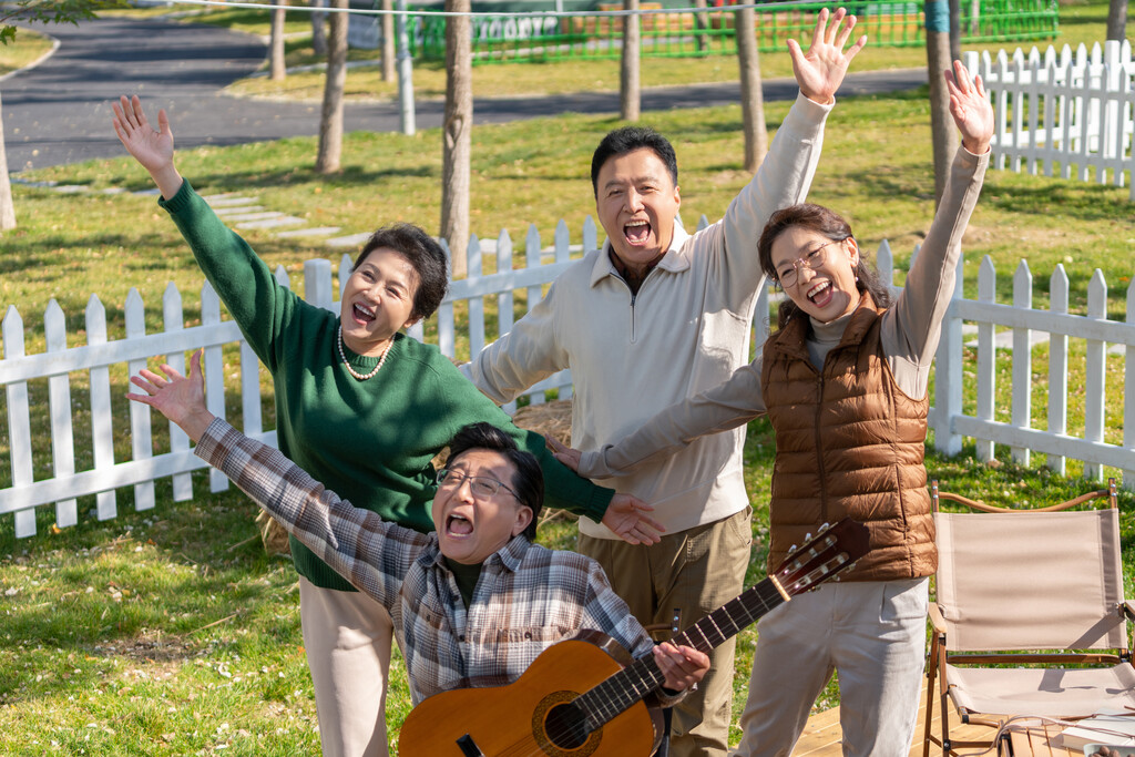 一群中老年人在房车露营地弹吉他唱歌图片