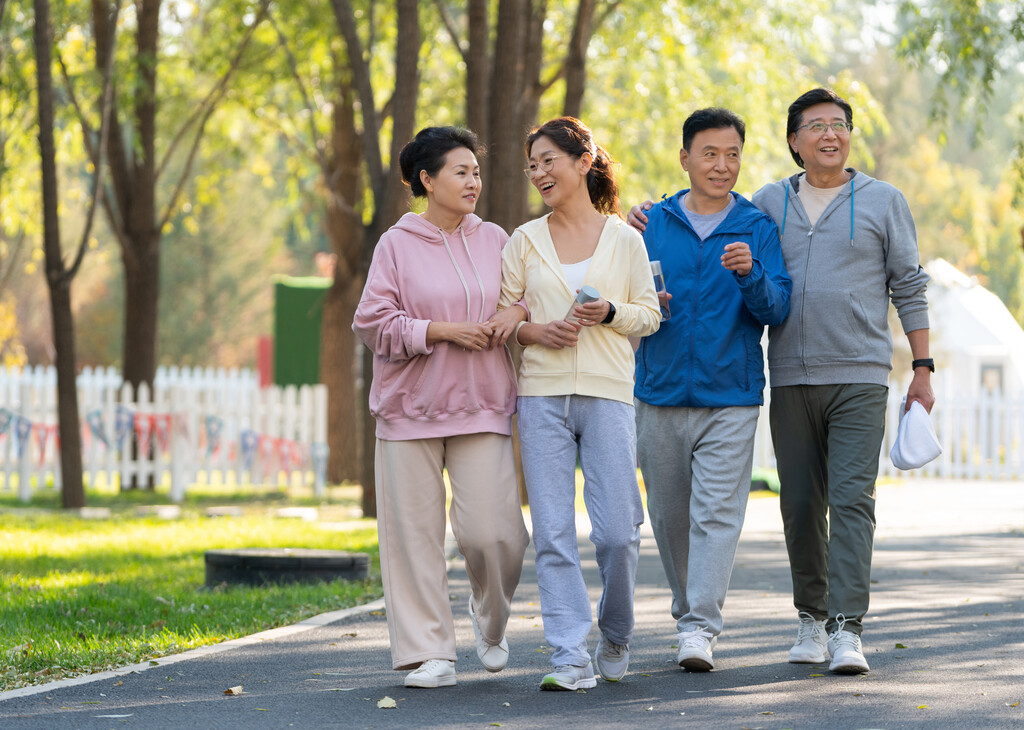 一群中老年人户外健身散步