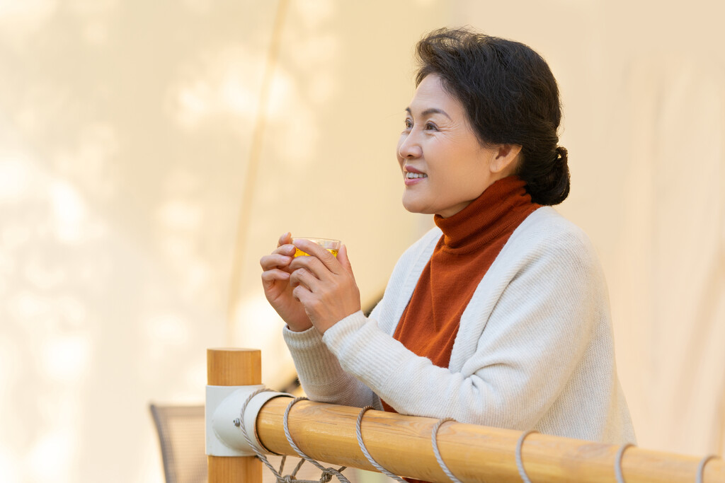 一个中老年女人喝茶图片