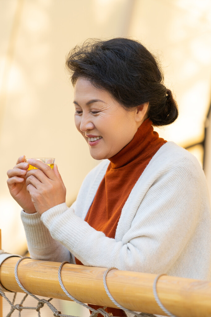 一个中老年女人喝茶图片