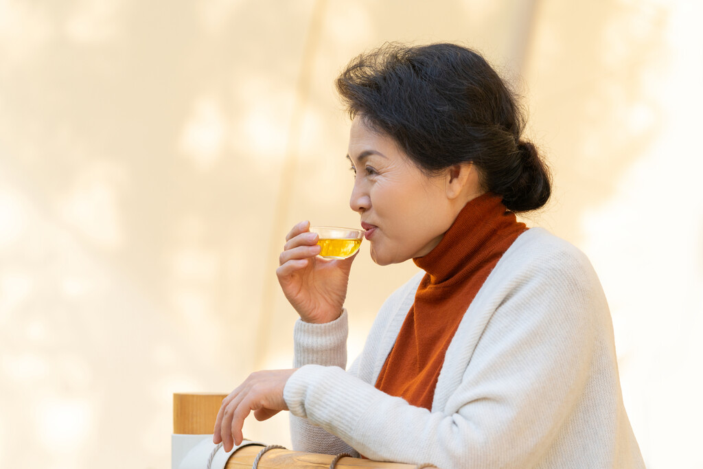 一个中老年女人喝茶