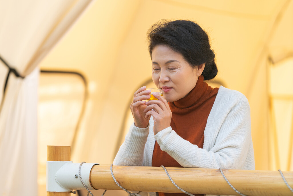 一个中老年女人喝茶图片