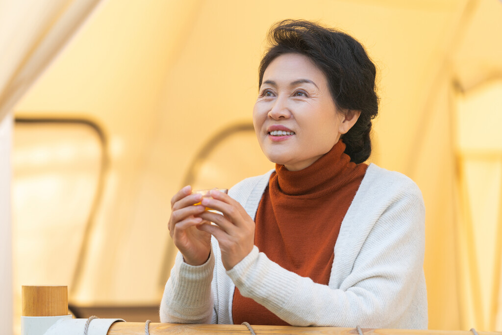 一个中老年女人喝茶图片