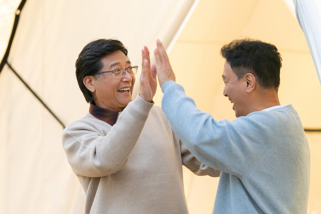 两个中老年男人开心地击掌