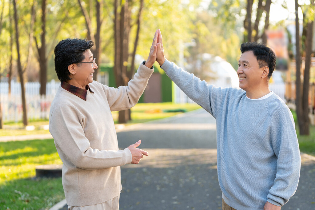 两个中老年男人开心地击掌