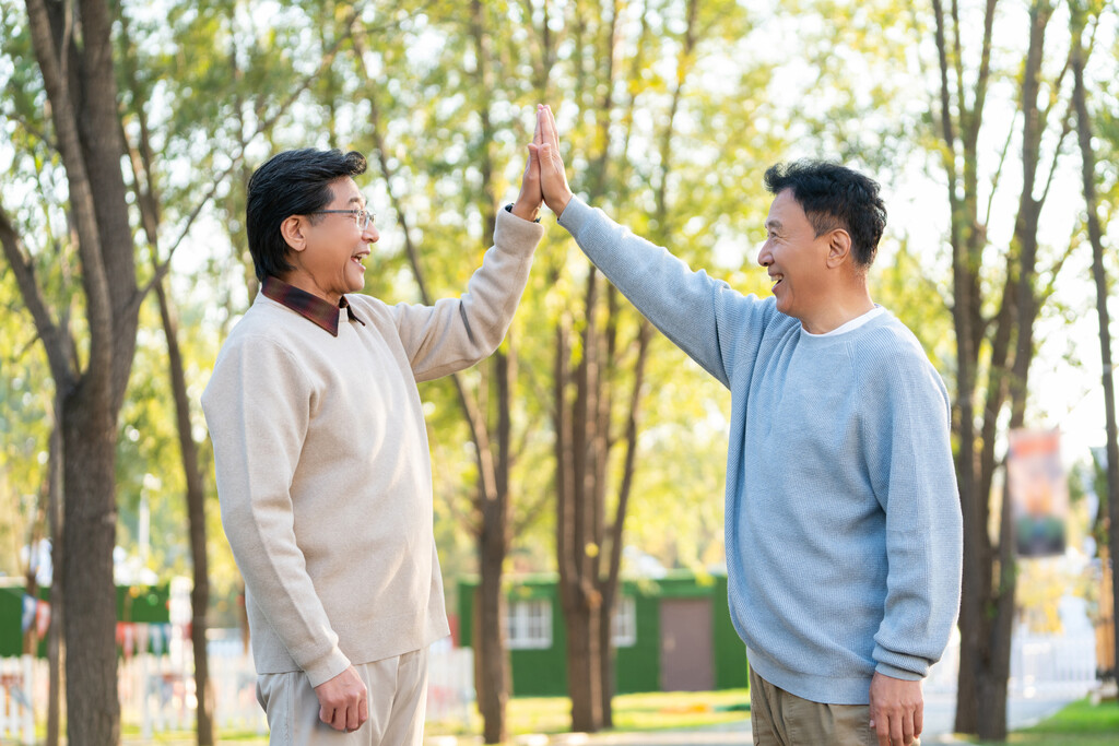 两个中老年男人开心地击掌