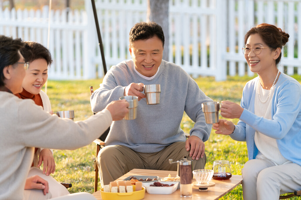 一群中老年人露营地喝咖啡聊天图片