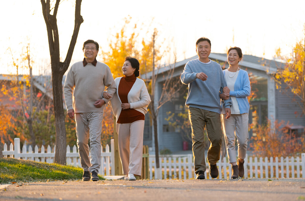 中老年夫妻手挽手夕阳下散步图片