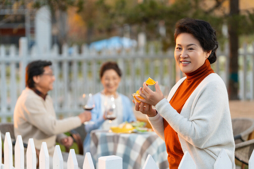 中老年朋友在庭院里喝酒聊天