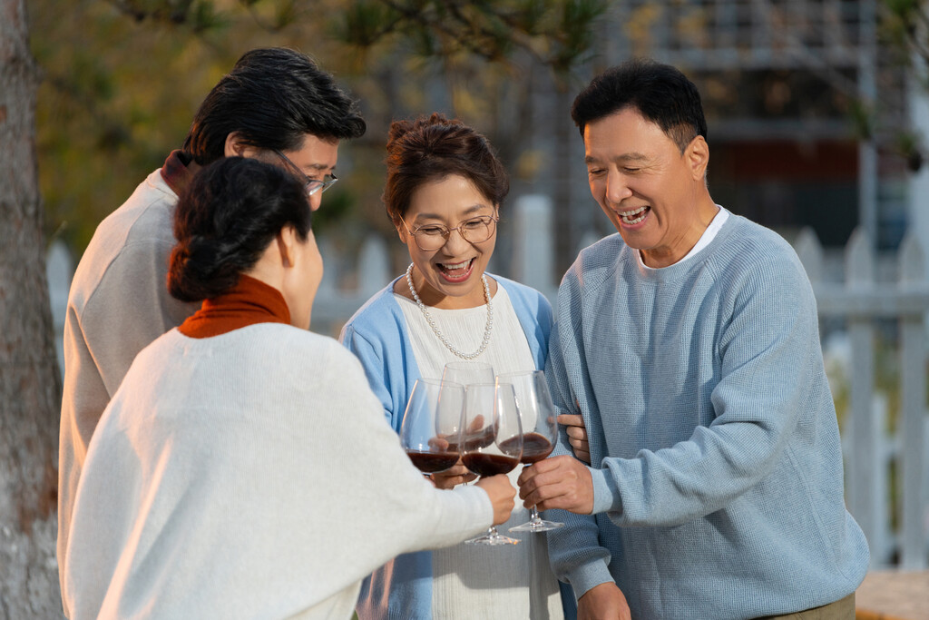 中老年朋友在庭院里喝酒聊天