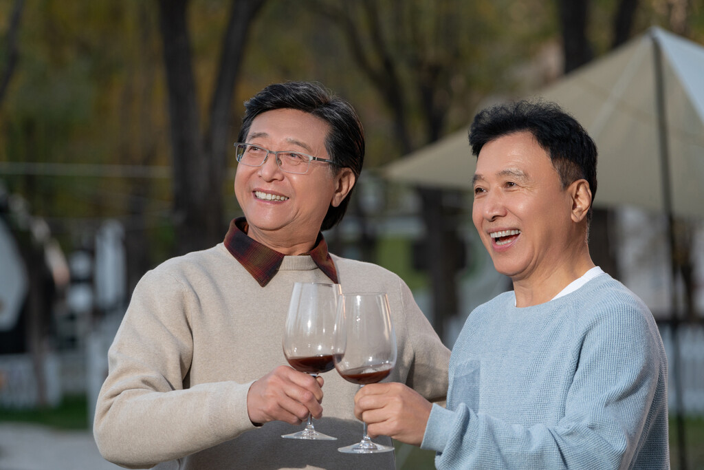 中老年朋友在庭院里喝酒聊天图片
