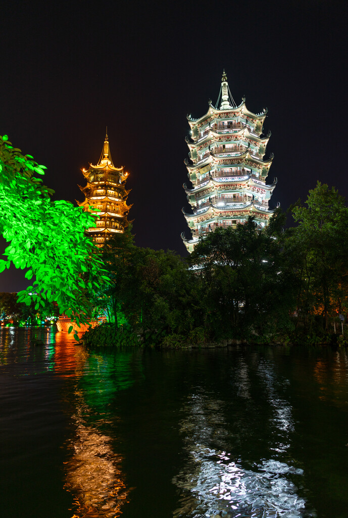 广西桂林日月双塔夜景